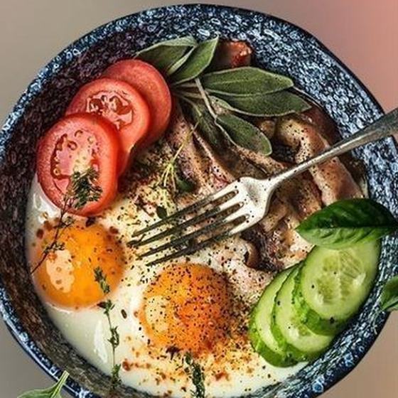 Egg curry bowl with tomatoes, cucumber and basil